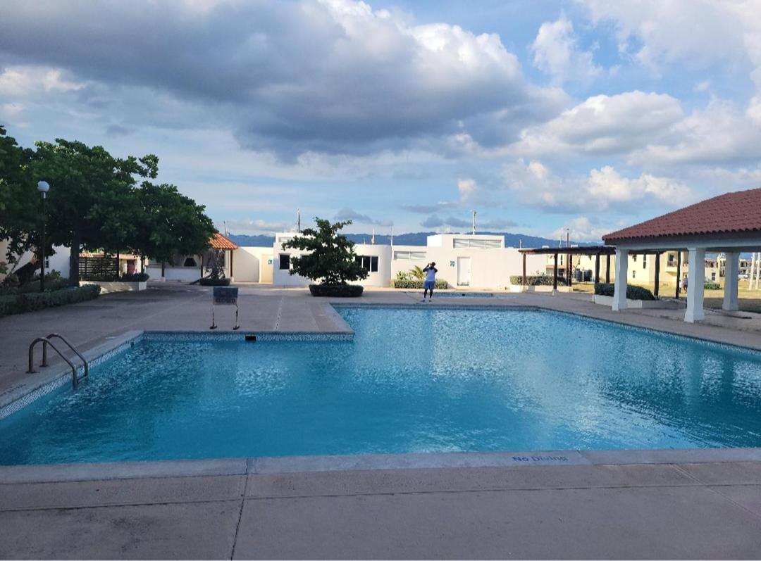 Impeccable 2-Br Apartment-Ornella Villa At Bayfront Villa Portmore Exterior photo